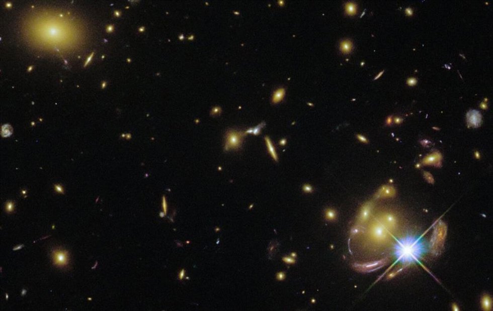 Abajo a la derecha, imagen triplicada de la misma galaxia por efecto de una lente gravitacional