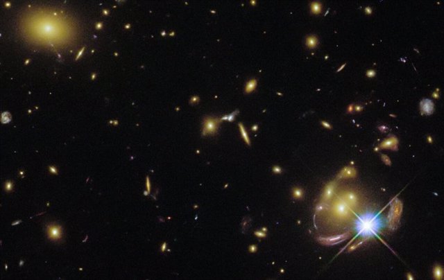 Abajo a la derecha, imagen triplicada de la misma galaxia por efecto de una lente gravitacional