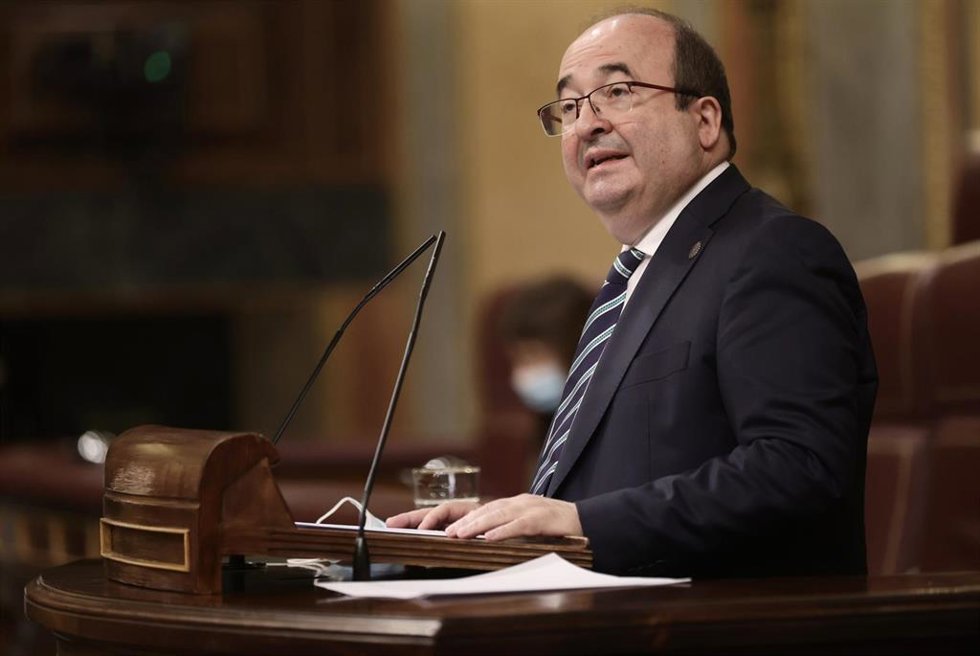 El ministro de Cultura y Deporte, Miquel Iceta, interviene en una sesión plenaria en el Congreso de los Diputados, a 24 de noviembre de 2021, en Madrid, (España).