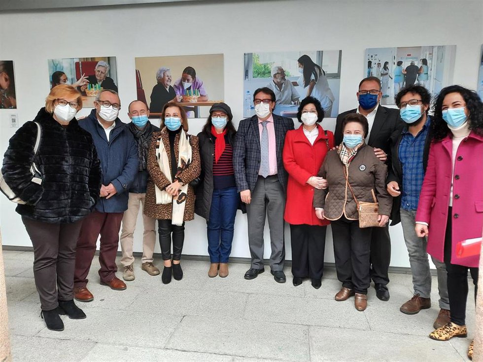 Foto de familia tras la inauguración en Mérida de la exposición 'Re-Cordis' del fotógrafo Jorge Armestar