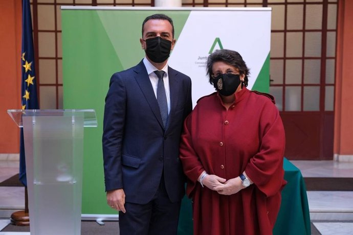 El delegado de Turismo, Regeneración, Justicia y Administración Local en Sevilla, Javier Millán, con la decana del Colegio de Procuradores de Sevilla, María Isabel Escartín.