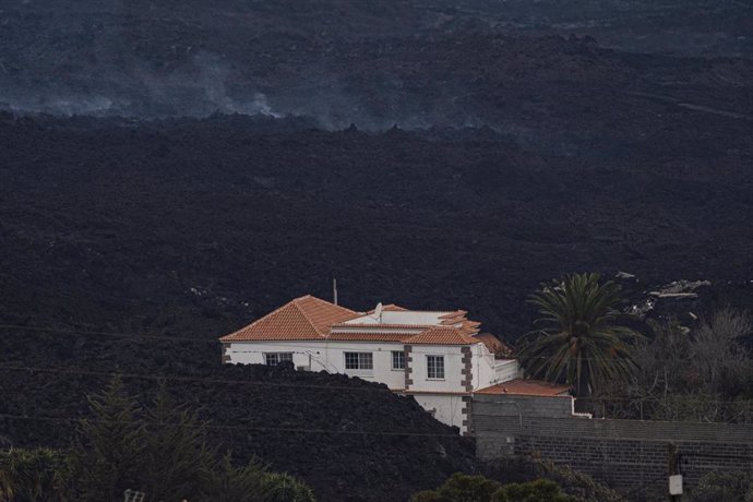 Una vivienda semicubierta con lava del volcán de Cumbre Vieja