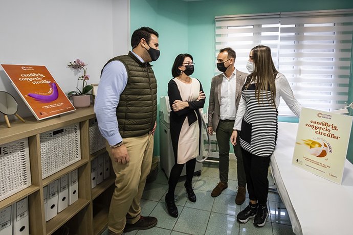 La directora general de Comercio, Eva Bartolomé, acompañada del presidente de Cámara Cantabria, Modesto Piñeiro, pone en marcha los bonos de la campaña Comercio Circular.