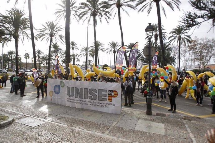 Un grupo de personas con una pancarta de Unisep participa en una concentración frente al Consolat del Mar. 