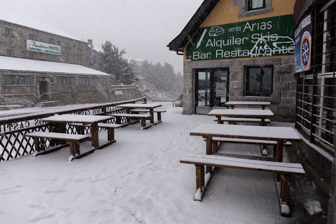 Un bar-restaurante afectado por el temporal de nieve en el Puerto de Navacerrada, a 22 de noviembre de 2021, en Madrid, (España). Los puertos de Navacerrada (M-601) y Cotos (M-604) están en nivel amarillo a causa de la nieve. Las máquinas quitanieves es