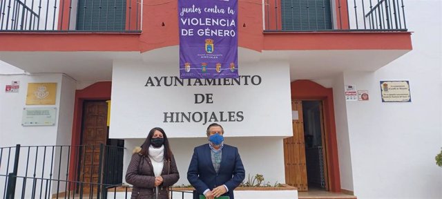 El delegado territorial de Regeneración, Justicia y Administración Local en Huelva, Alfredo Martín, en su visita a Hinojales.