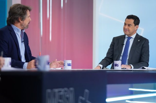 El presidente de la Junta, Juanma Moreno, entrevistado en el programa 'Mesa de Análisis' de Canal Sur TV