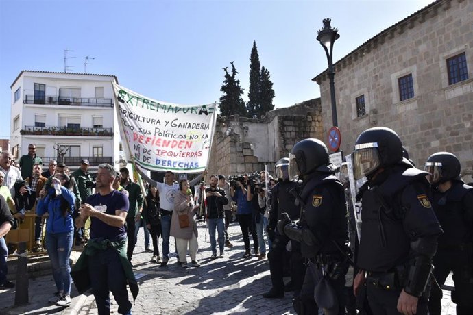 Archivo - Manifestación de agricultores en febrero de 2020 en la Plaza del Rastro de Mérida.