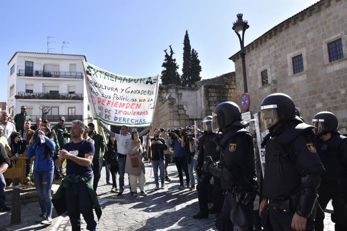Archivo - Agentes de policía vigilan la manifestación convocada en Mérida para pedir medidas para paliar la situación en el campo durante la reunión del presidente extremeño, Guillermo Fernández Vara, con el secretario de La Unión Extremadura, Luis Cort
