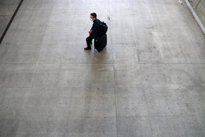 Archivo - Imagen de archivo de un viajero en un aeropuerto