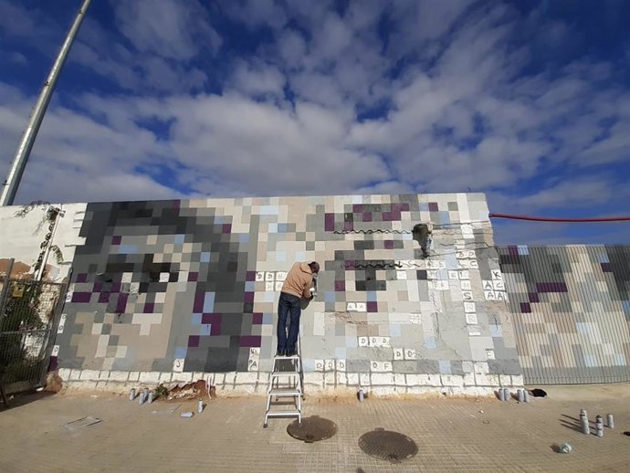 Uno de los chicos trabajando en el mural del estadio Balear.