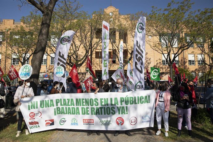 Archivo - Concentración de las AMPA de colegios públicos de Sevilla 