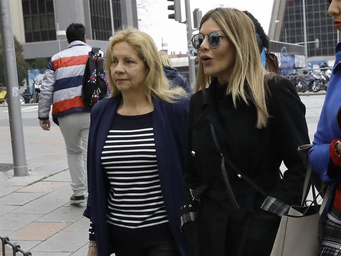 Archivo - Ivonne Reyes, en una imagen de archivo con su abogada, Mireia Del Pino
