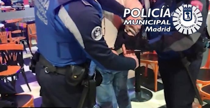 Archivo - Detienen a un hombre con una requisitoria judicial y requisan una pistola y droga en un local de Carabanchel