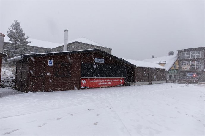 Un bar-restaurante afectado por el temporal de nieve en el Puerto de Navacerrada, a 22 de noviembre de 2021, en Madrid, (España). Los puertos de Navacerrada (M-601) y Cotos (M-604) están en nivel amarillo a causa de la nieve. Las máquinas quitanieves es