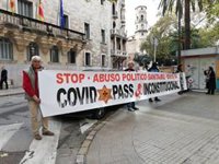 Cinco personas despliegan una pancarta contra el pasaporte COVID ante el TSJIB