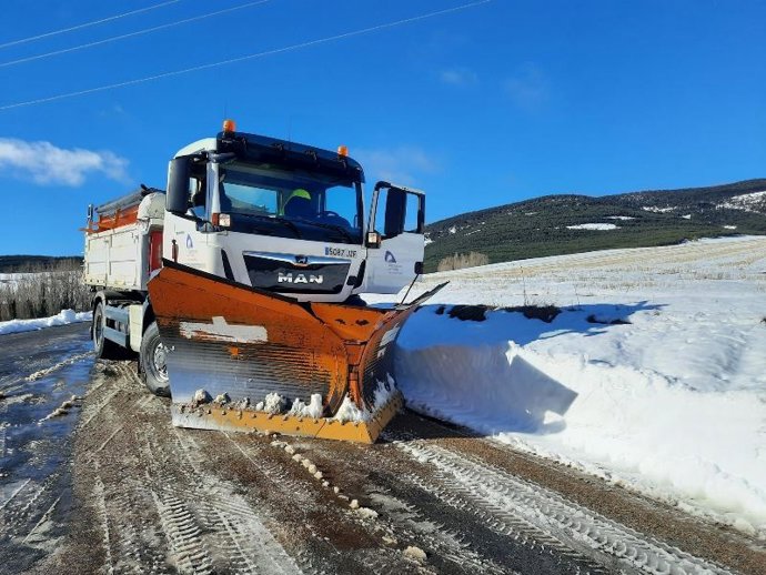 Trabajos de la Diputación de Soria para quitar la nieve con la nueva máquina fresadora.