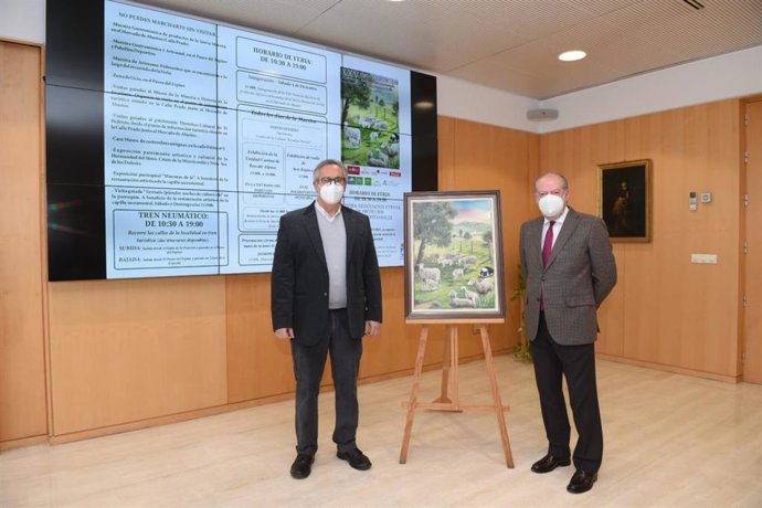 El presidente de la Diputación de Sevilla, Fernando Rodríguez Villalobos, y el alcalde de El Pedroso, Juan Manuel Alejos.