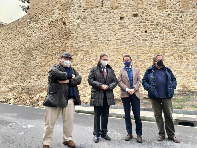 El alcalde de Oviedo, Alfredo Canteli, visita las obras de rehabilitación de la Muralla medieval junto a los concejales Luis Pacho e Ignacio Cuesta, y el arquitecto José Ramón Molina.