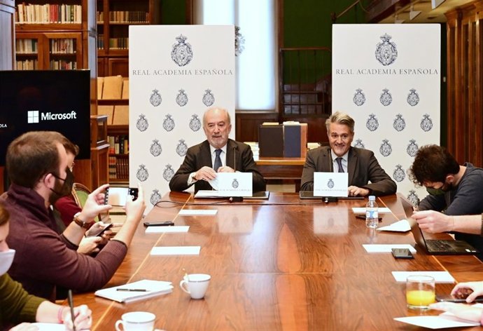 RAE y Microsoft firman un acuerdo colaborativo para fomentar el uso del español en la IA