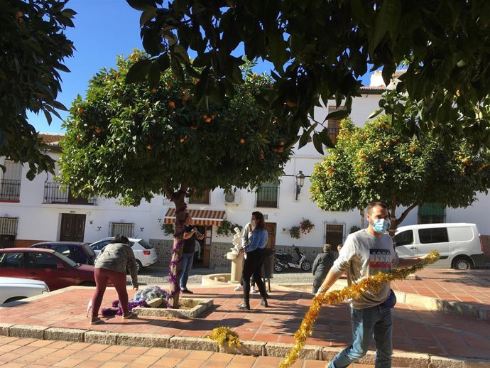 Vecinos adornan la plaza Baja de La Despedía de Álora con motivos navideños