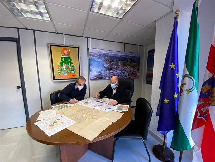 El diputado provincial Eugenio Gonzálvez con documentación urbanística