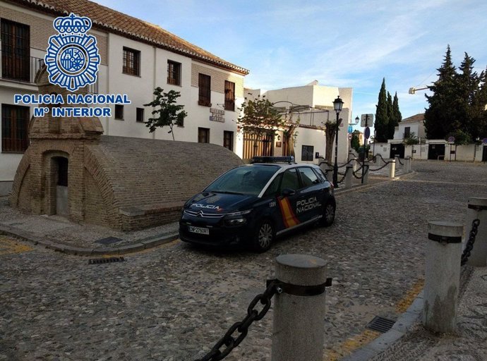 Coche patrulla en el Albaicín