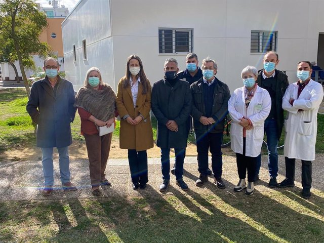 Autoridades en su visita a las obras de ampliación del centro de salud de Isla Cristina (Huelva).