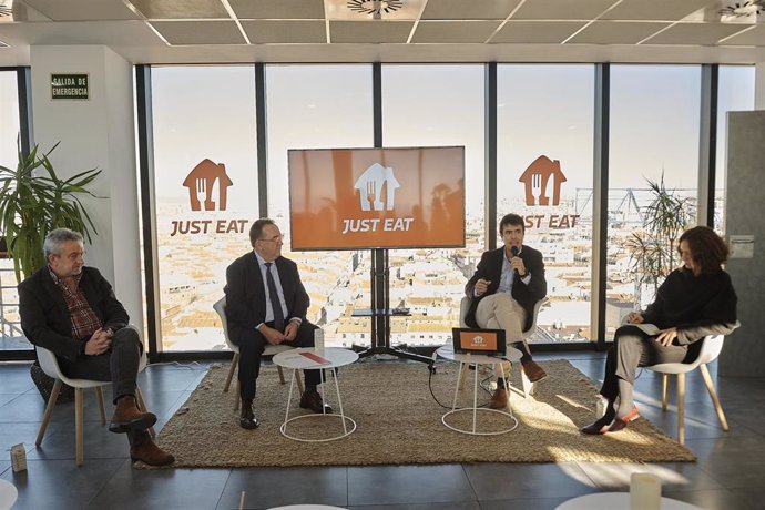 El director general de Just Eat, Patrik Bergareche, el presidente de Hostelería de España, José Luis Yzuel, y el presidente de Marcas Renombradas, Carlos Pérez Tenorio