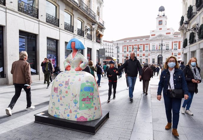 Una menina ubicada cerca de la Puerta del Sol, a 2 de noviembre de 2021, en Madrid, (España).