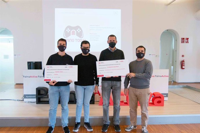 Ganadores del primer premio a los mejores proyectos empresariales de estudiantes.