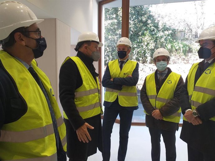 El vicepresidente primero de la Xunta y presidente provincial del PP de Pontevedra, Alfonso Rueda, en una visita a las obras de la Ciudad de la Justicia de Vigo, en su fase final.