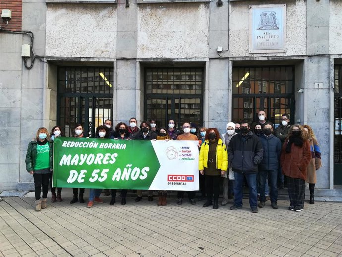 Docentes del IES Jovellanos y Doña Jimena, de Gijón, se manifiestan a favor de la reducción horaria para el profesorado mayor de 55 años.