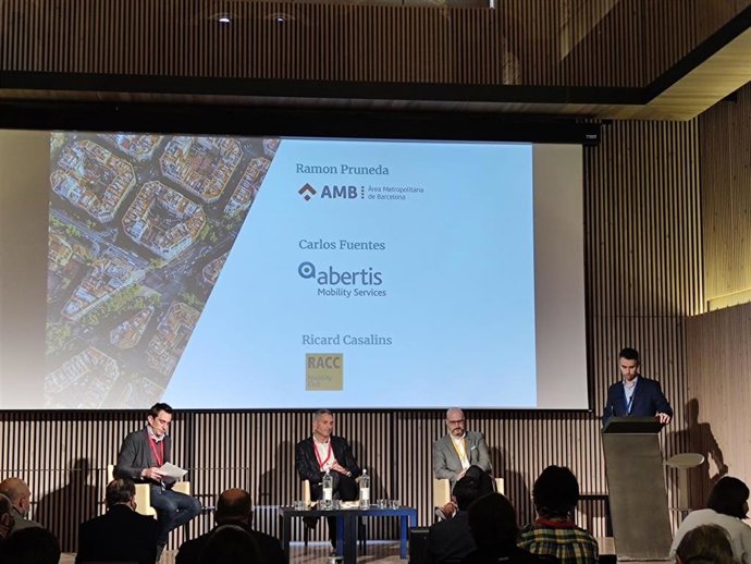 Ramon Pruneda (AMB), Carlos Fuentes (Abertis) y Ricard Casalins (Racc) en la presentación de un estudio de MaaS en Catalunya