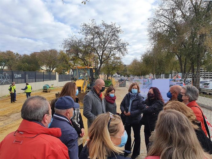 Los delegados Antonio Muñoz y Encarnación Aguilar, en la visita cursada al entorno del Conservatorio de Triana, donde han empezado las obras de mejora.