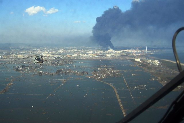 Archivo - Helicóptero de rescate tras el tsunami que afectó a Japón en 2011