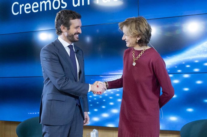 El presidente del PP, Pablo Casado y la premio Pulitzer y periodista de The Atlantic, Anne Applebaum, posan antes de comenzar un diálogo bajo el título "Creemos un futuro en libertad". A 30 de noviembre en Madrid (España). 