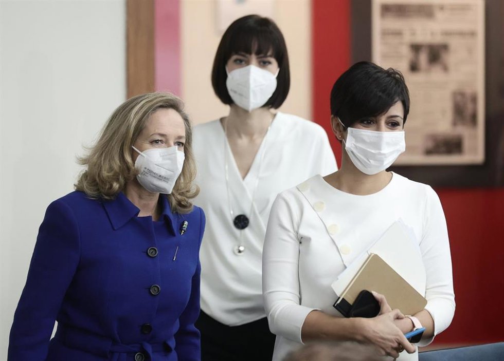 La ministra de Ciencia e Innovación, Diana Morant (centro), a su llegada a la rueda de prensa posterior al Consejo de Ministros de este martes 30 de noviembre de 2021