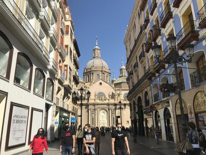 Archivo - Paseantes y visitantes en la calle Alfonso I