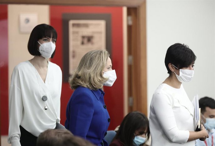 La ministra de Ciencia e Innovación, Diana Morant (izquierda), a su llegada a la rueda de prensa posterior al Consejo de Ministros de este martes 30 de noviembre de 2021