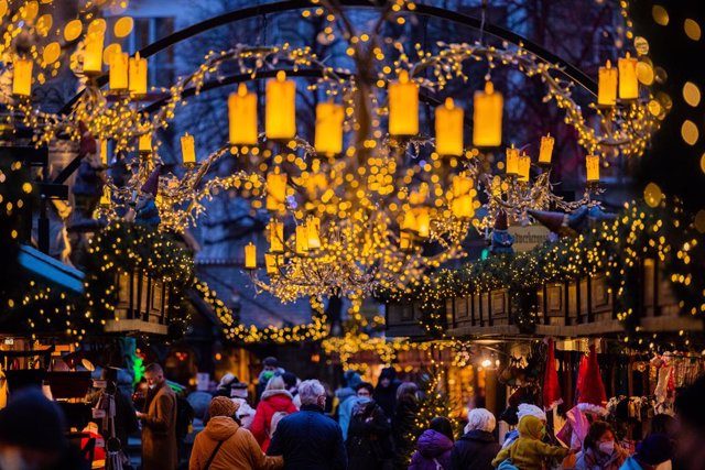29 November 2021, North Rhine-Westphalia, Cologne: Visitors walk through the Christmas market at Alter Markt. Photo: Rolf Vennenbernd/dpa