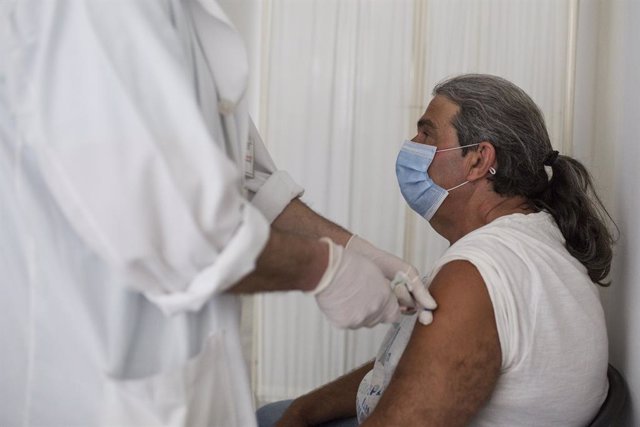 Archivo - Arxiu - Un home es vacuna amb una dosi de  Pfizer/BioNTech a Grècia. 