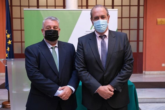 El delegado territorial de Regeneración, Justicia y Administración Local en Granada, Enrique Barchino, junto al decano de procuradores.