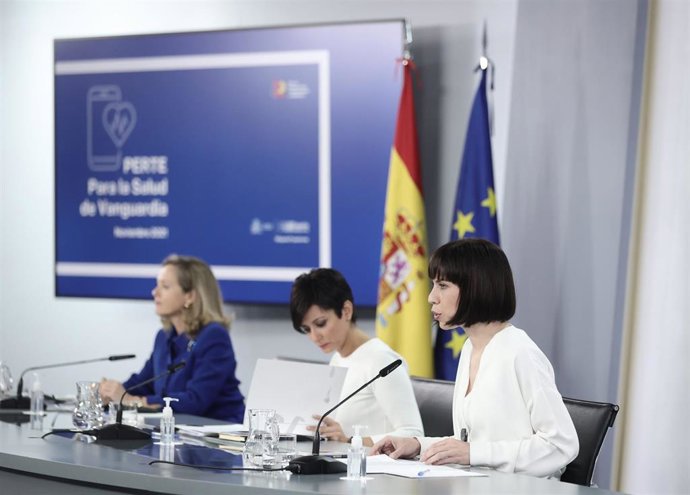 La vicepresidenta primera Nadia Calviño; la ministra Portavoz, Isabel Rodríguez y la ministra de Ciencia e Innovación, Diana Morant, en una rueda de prensa tras la reunión del Consejo de Ministros, a 30 de noviembre de 2021, en Madrid (España).