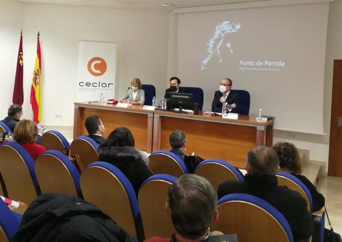 El director general de Territorio y Arquitectura, Jaime Pérez Zulueta; la decana del Colegio de Arquitectos, María José Peñalver, y el decano del Colegio de Caminos, Canales y Puertos, Manuel Jódar, durante la presentación del libro