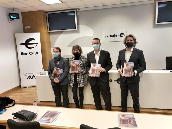 El director de Análisis de CEOE Aragón, José María García, la catedrática de Economía Aplicada, María Dolores Gadea, el director de Comunicación  de Ibercaja,  Enrique Barbero, y el jefe de Estudios Económicos y Financieros de Ibercaja, Santiago Martíne