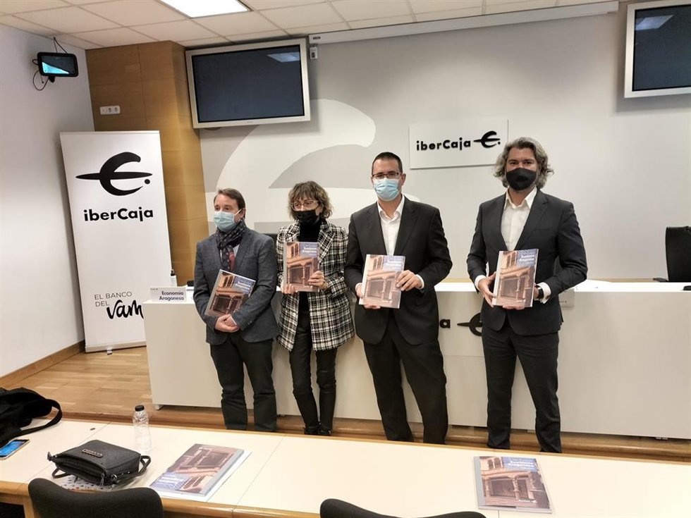 El director de Análisis de CEOE Aragón, José María García, la catedrática de Economía Aplicada, María Dolores Gadea, el director de Comunicación de Ibercaja, Enrique Barbero, y el jefe de Estudios Económicos y Financieros de Ibercaja, Santiago Martíne