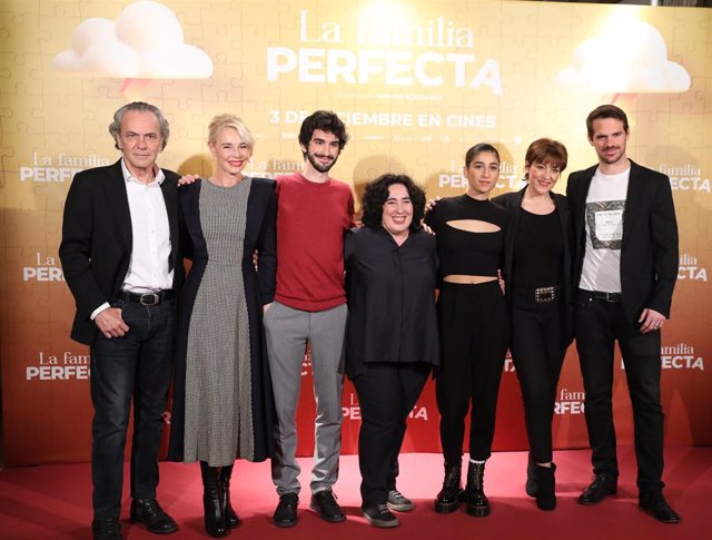 El equipo de ‘La familia perfecta’ en su presentación en Madrid