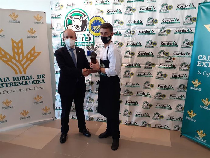 El director general de Caja Rural de Extremadura, José María Portillo entrega al chef Emilio José Nogales el XIV Premio Espiga Corderex-Caja Rural de Extremadura