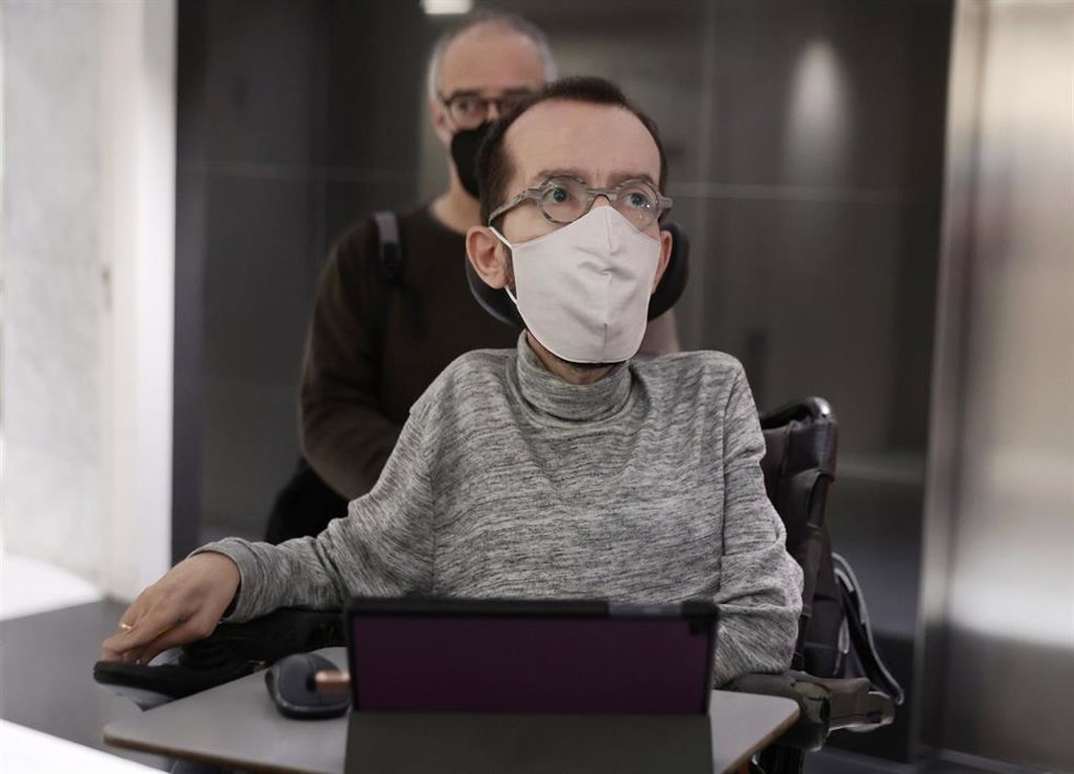 El portavoz de Unidas Podemos, Pablo Echenique, a su llegada a una rueda de prensa antes de participar en una Junta de portavoces del Congreso